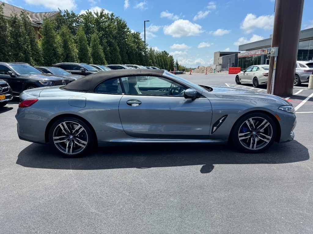 BMW 8 Series Vehicle Full-screen Gallery Image 02