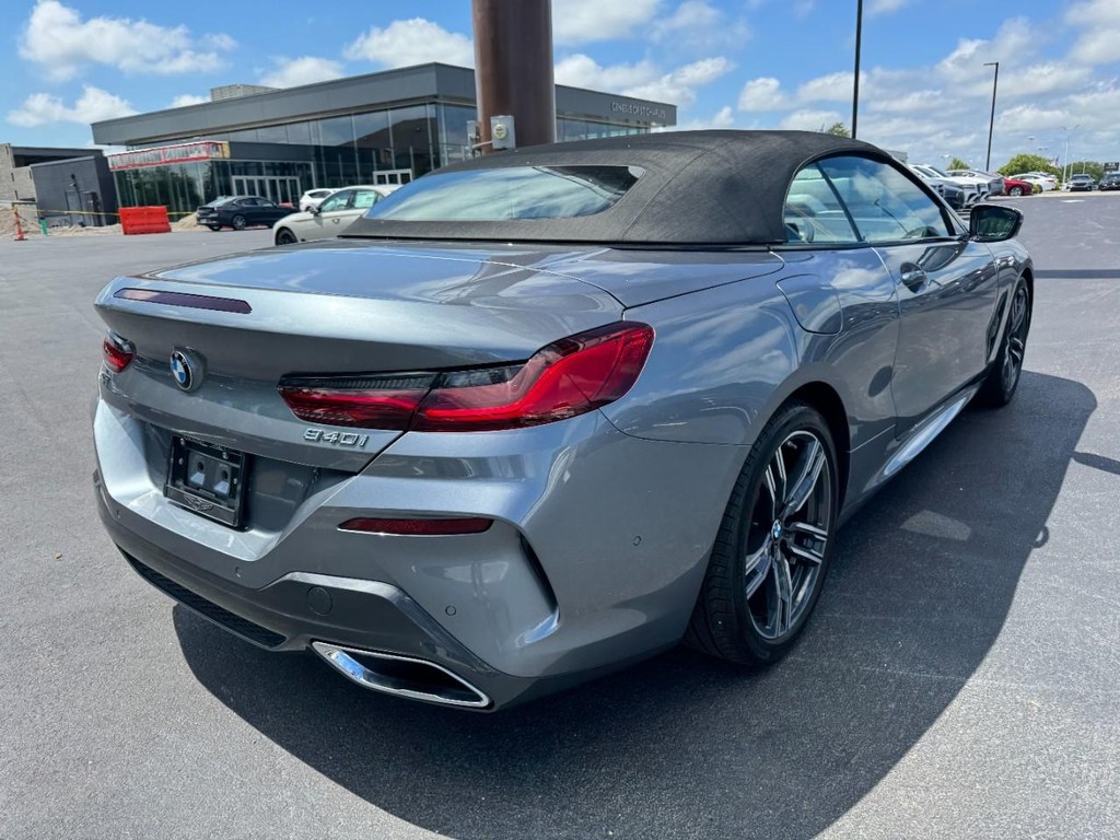 BMW 8 Series Vehicle Full-screen Gallery Image 03