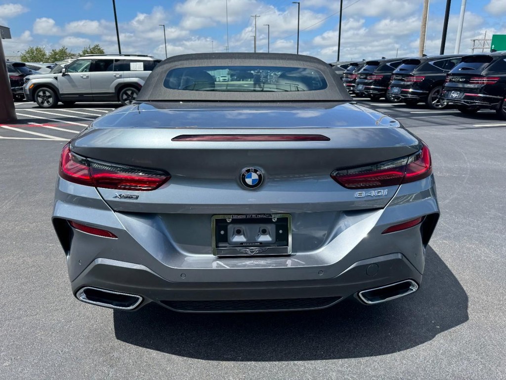 BMW 8 Series Vehicle Full-screen Gallery Image 04