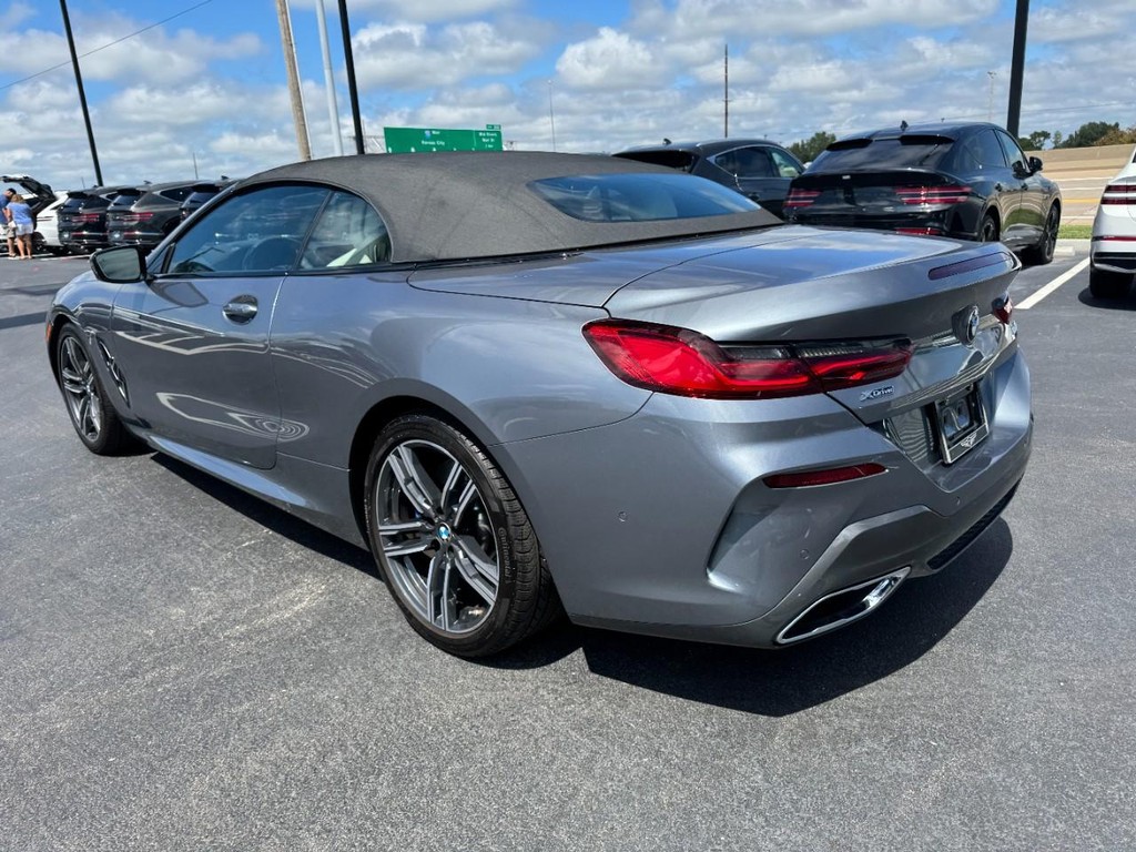 BMW 8 Series Vehicle Full-screen Gallery Image 05