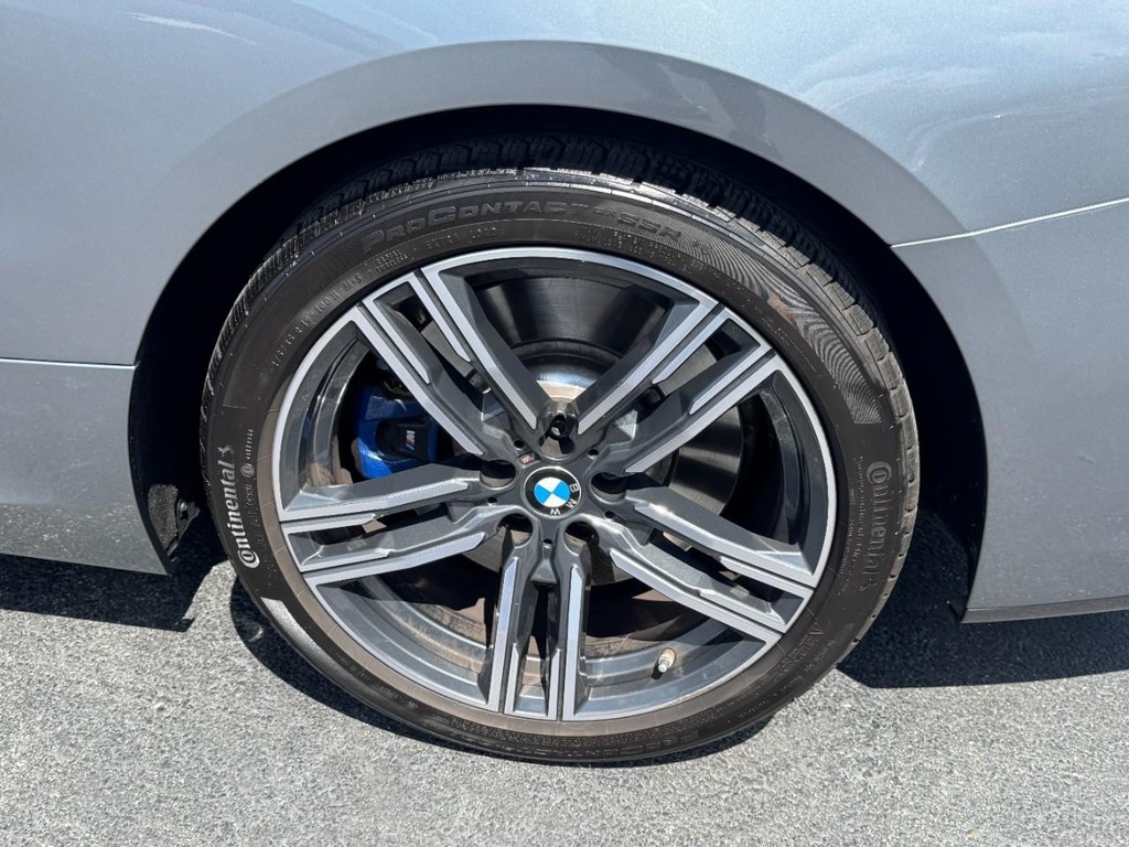 BMW 8 Series Vehicle Full-screen Gallery Image 07