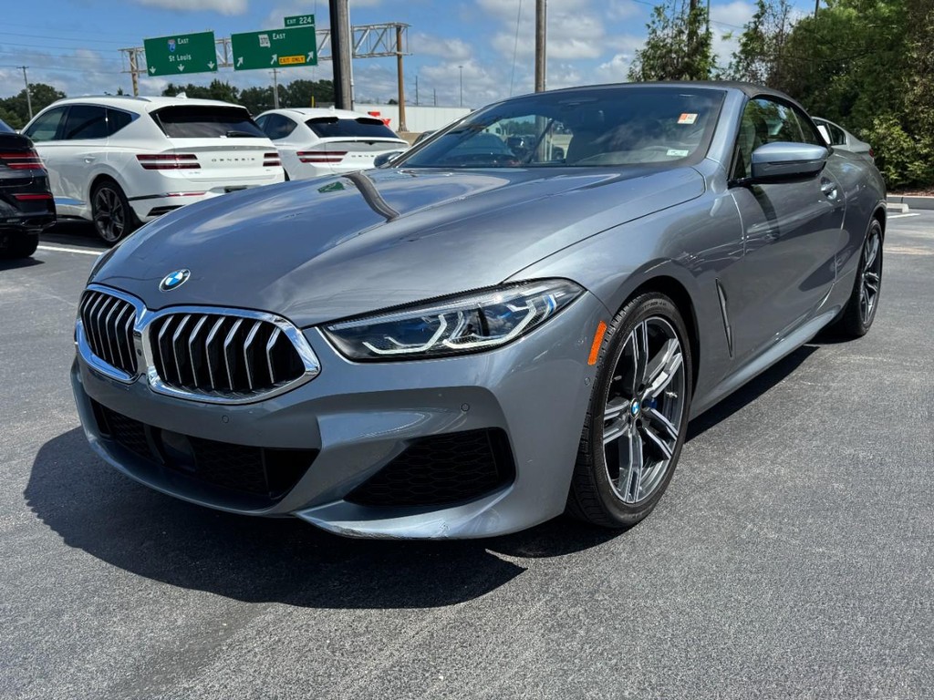 BMW 8 Series Vehicle Full-screen Gallery Image 08
