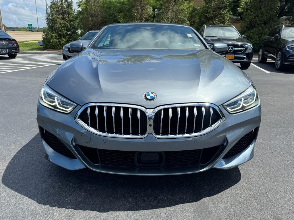 BMW 8 Series Vehicle Full-screen Gallery Image 09