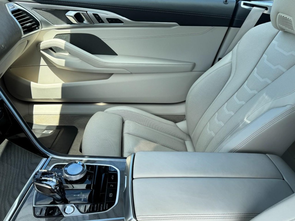 BMW 8 Series Vehicle Full-screen Gallery Image 10