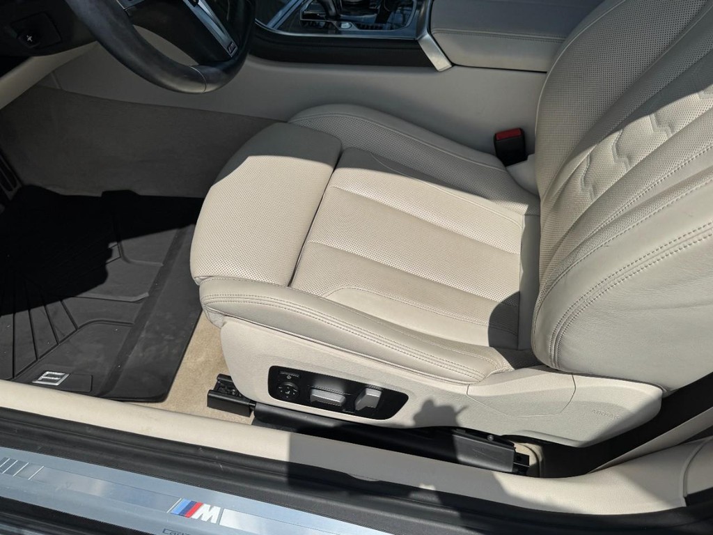 BMW 8 Series Vehicle Full-screen Gallery Image 11