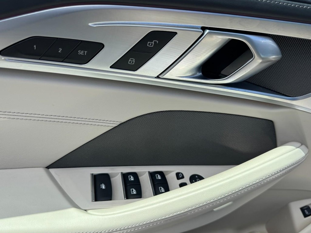 BMW 8 Series Vehicle Full-screen Gallery Image 12