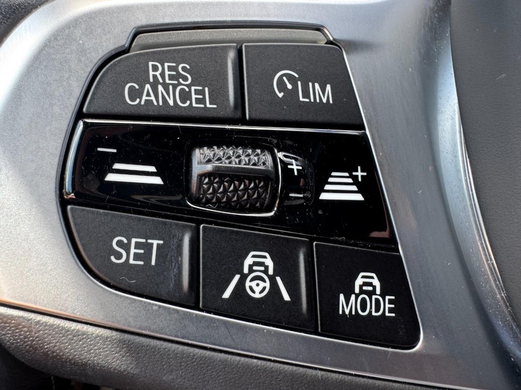 BMW 8 Series Vehicle Full-screen Gallery Image 13
