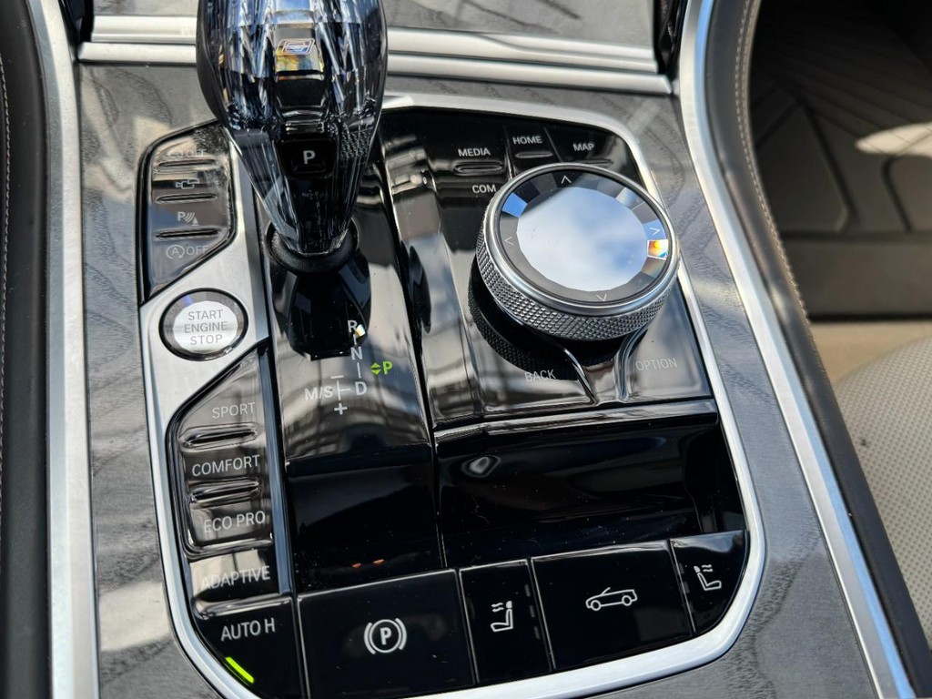 BMW 8 Series Vehicle Full-screen Gallery Image 15