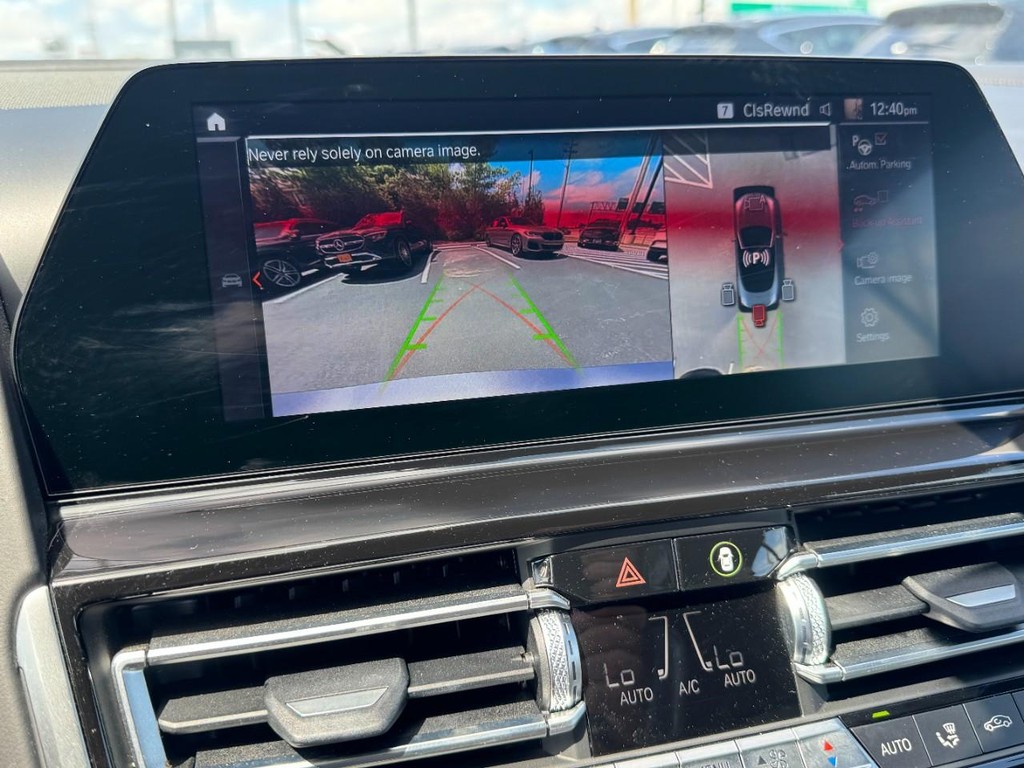 BMW 8 Series Vehicle Full-screen Gallery Image 18