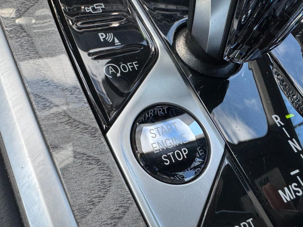 BMW 8 Series Vehicle Full-screen Gallery Image 19