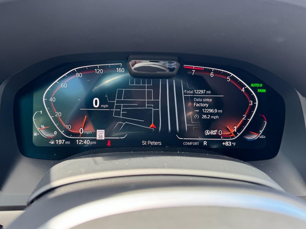 BMW 8 Series Vehicle Full-screen Gallery Image 20