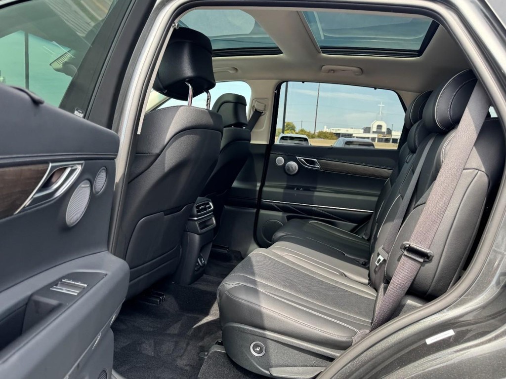 Genesis GV80 Vehicle Full-screen Gallery Image 10