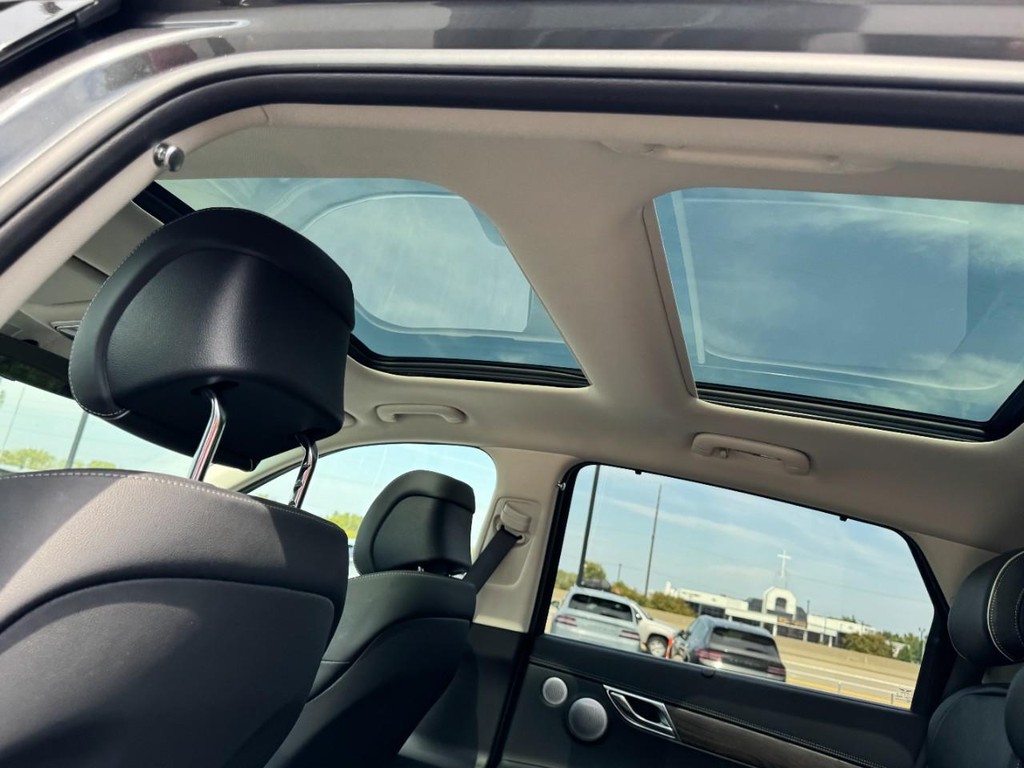 Genesis GV80 Vehicle Full-screen Gallery Image 11