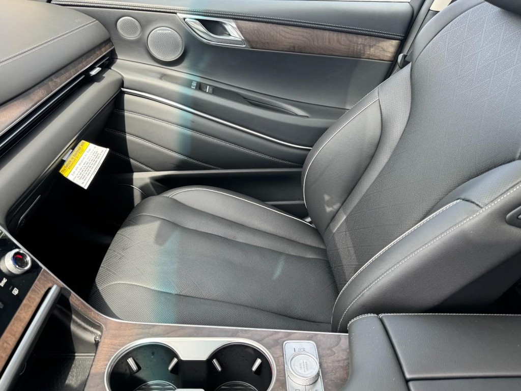 Genesis GV80 Vehicle Full-screen Gallery Image 14