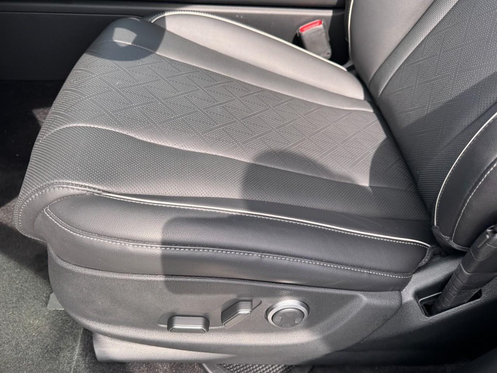 Genesis GV80 Vehicle Full-screen Gallery Image 15