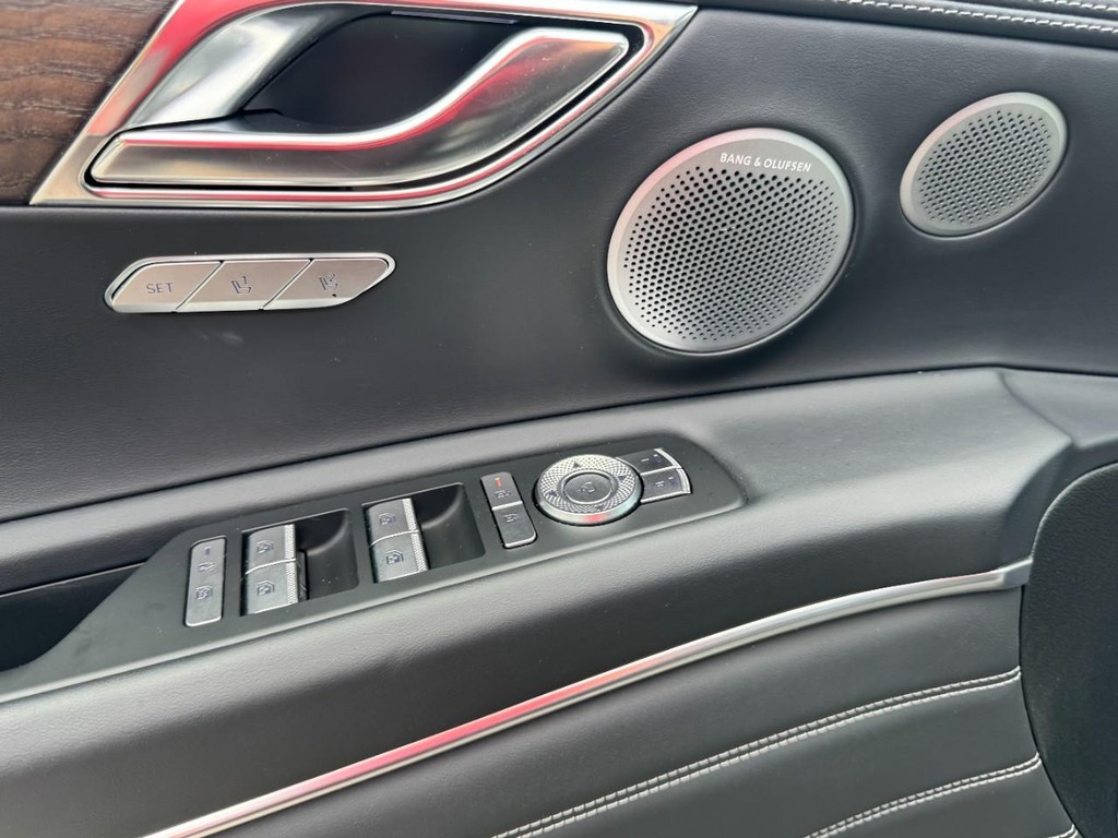 Genesis GV80 Vehicle Full-screen Gallery Image 16