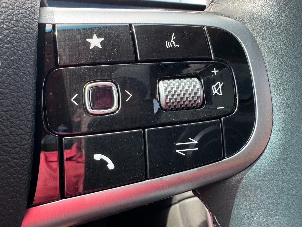 Genesis GV80 Vehicle Full-screen Gallery Image 19