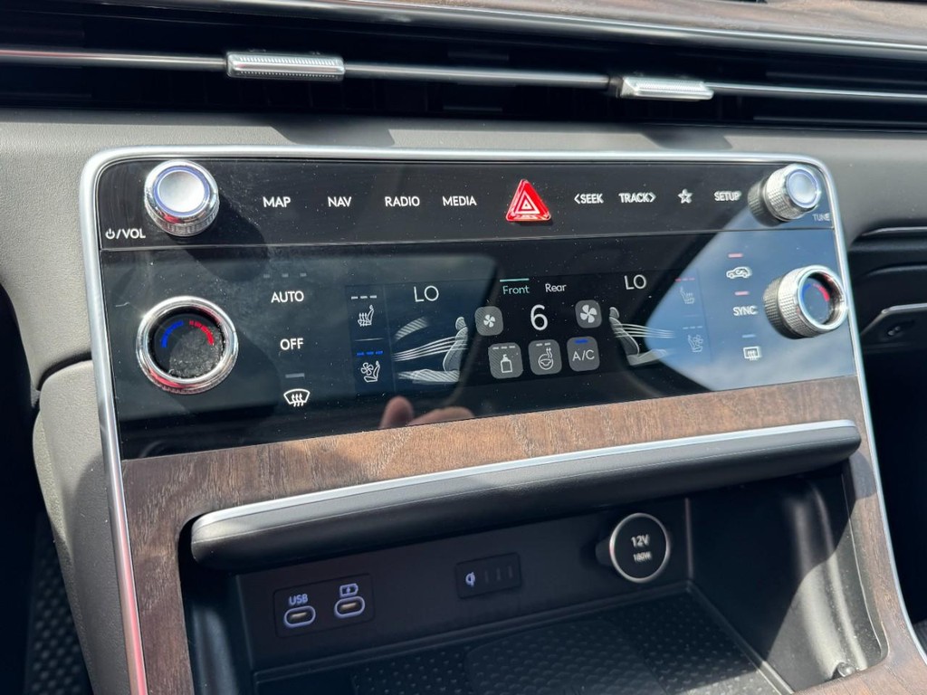 Genesis GV80 Vehicle Full-screen Gallery Image 20