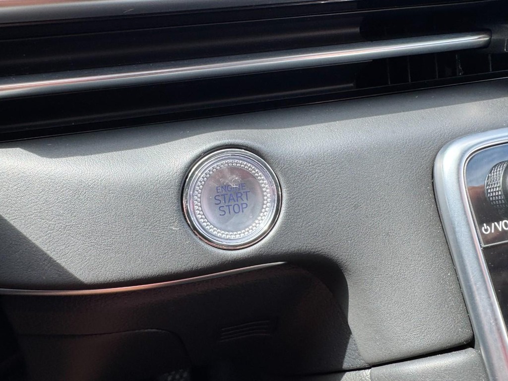 Genesis GV80 Vehicle Full-screen Gallery Image 24