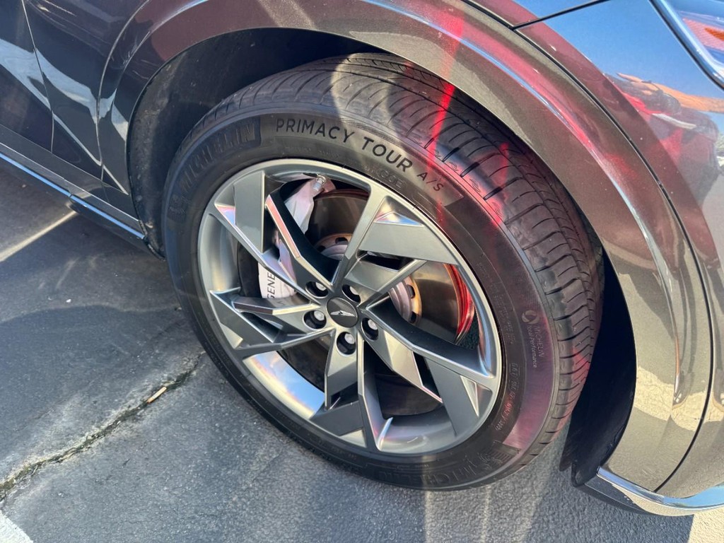 Genesis Electrified GV70 Vehicle Full-screen Gallery Image 04