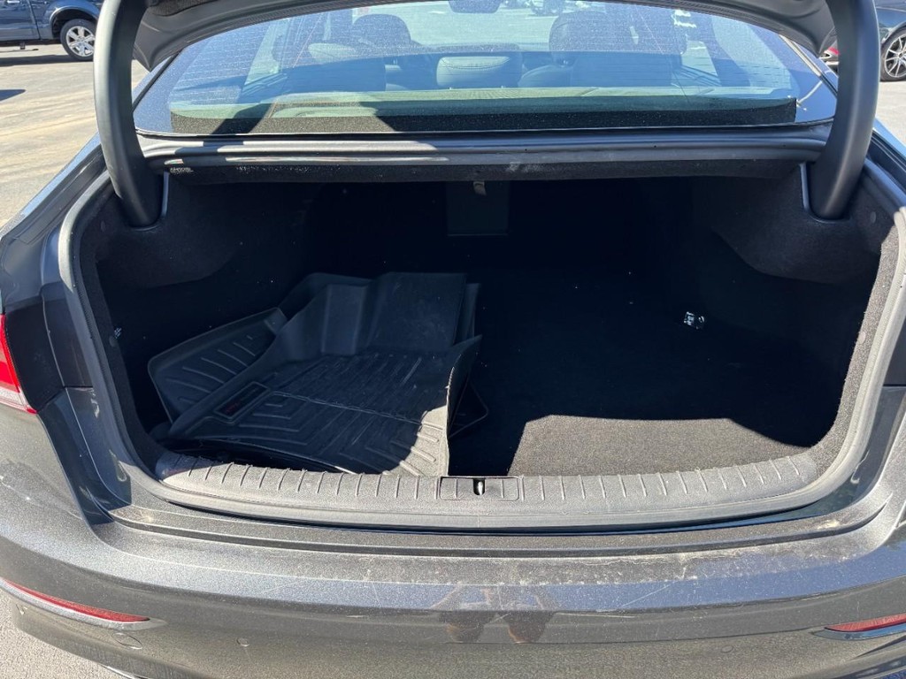 Genesis G80 Vehicle Full-screen Gallery Image 06
