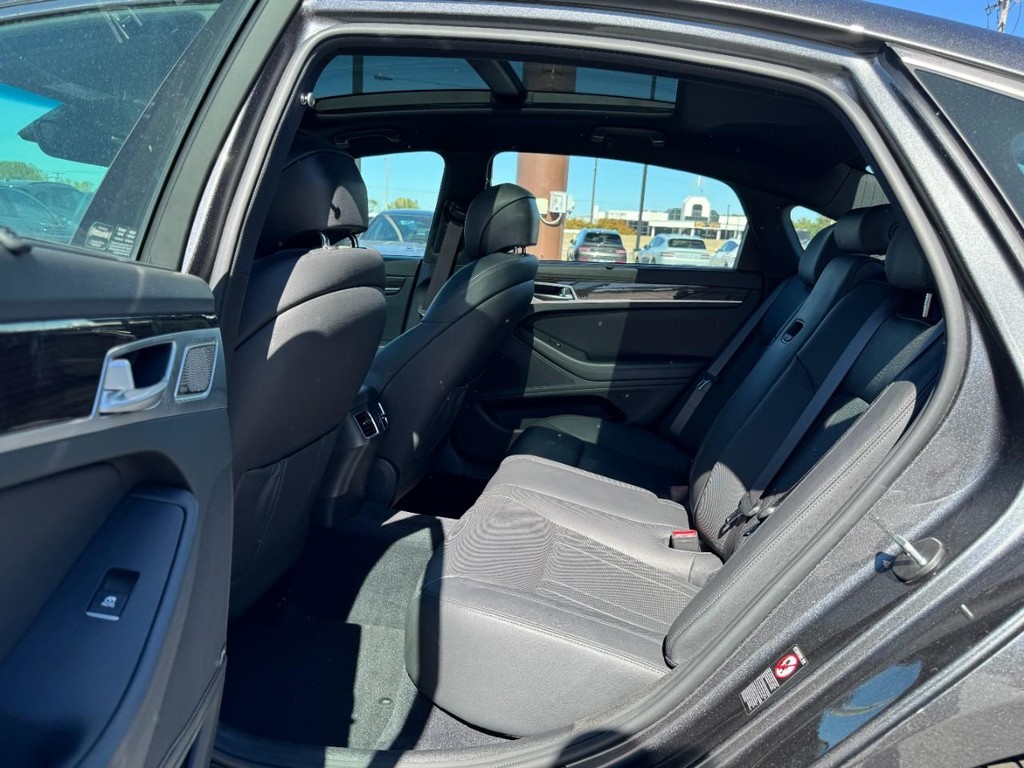 Genesis G80 Vehicle Full-screen Gallery Image 10