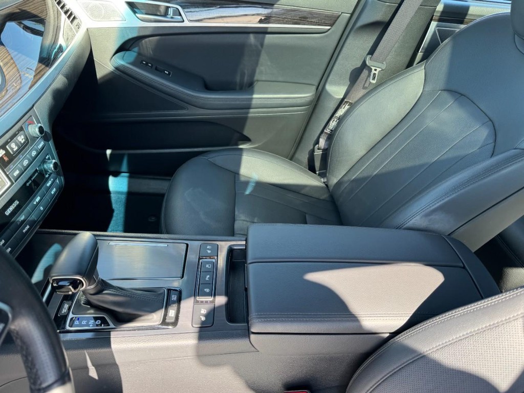 Genesis G80 Vehicle Full-screen Gallery Image 14