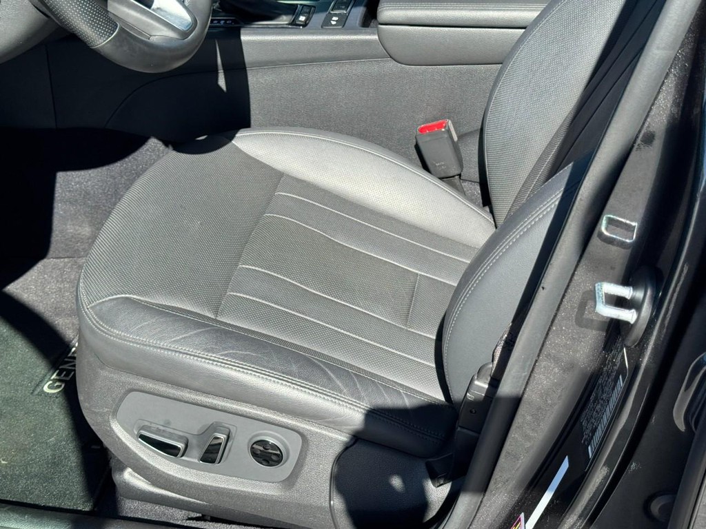 Genesis G80 Vehicle Full-screen Gallery Image 15