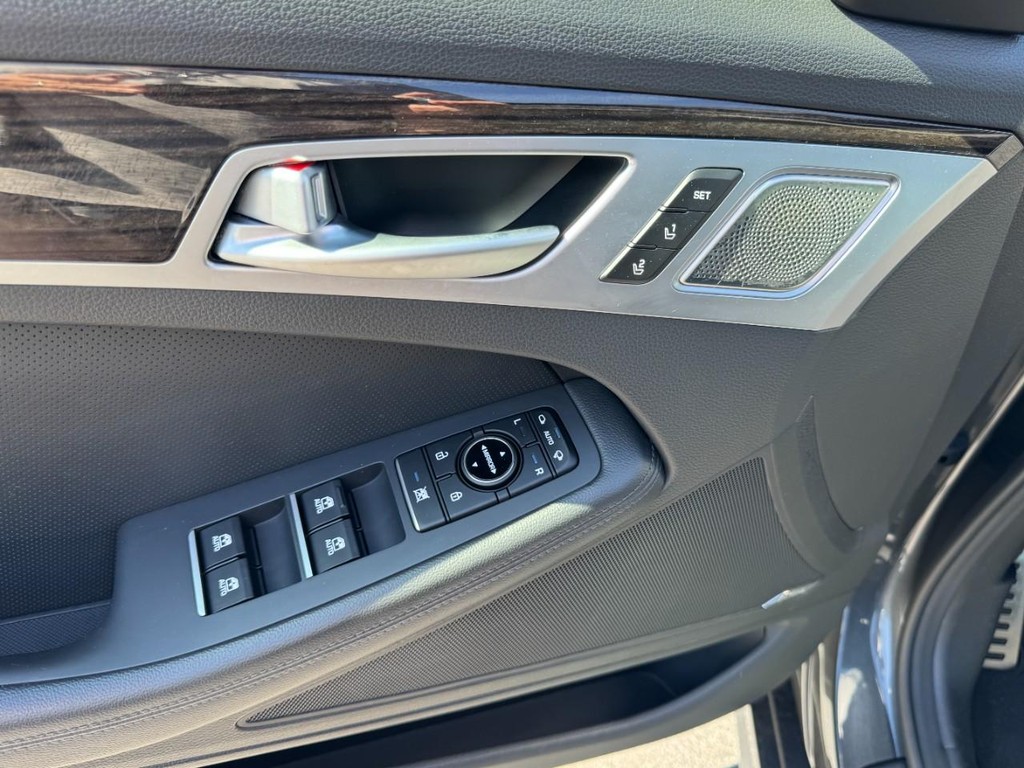 Genesis G80 Vehicle Full-screen Gallery Image 16