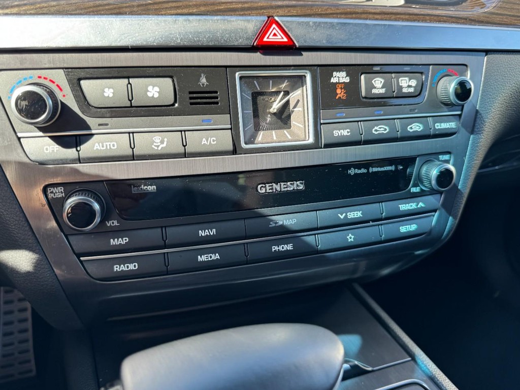 Genesis G80 Vehicle Full-screen Gallery Image 20