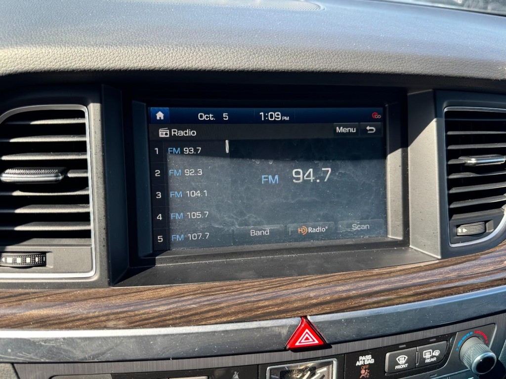 Genesis G80 Vehicle Full-screen Gallery Image 21