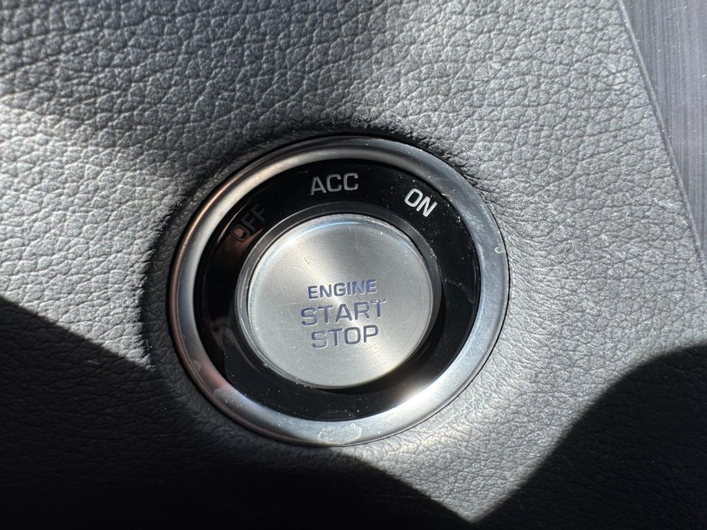 Genesis G80 Vehicle Full-screen Gallery Image 24
