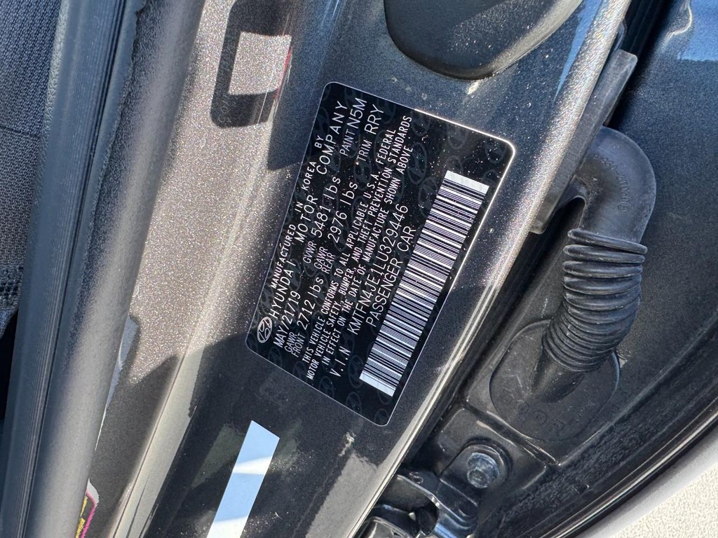Genesis G80 Vehicle Full-screen Gallery Image 26