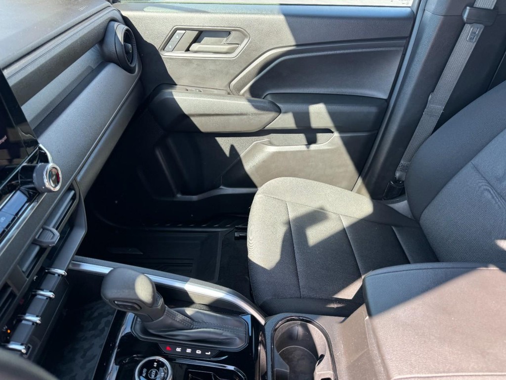 Chevrolet Colorado Vehicle Full-screen Gallery Image 13
