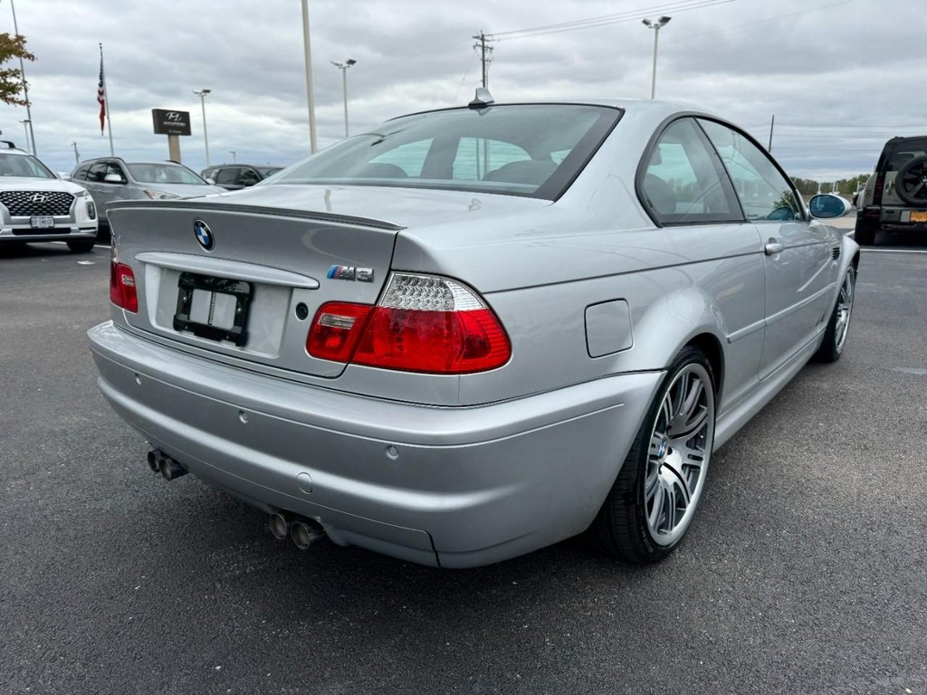 BMW 3 Series Vehicle Full-screen Gallery Image 03