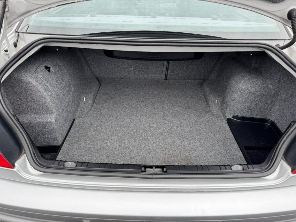 BMW 3 Series Vehicle Full-screen Gallery Image 06