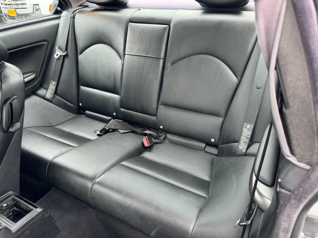 BMW 3 Series Vehicle Full-screen Gallery Image 10