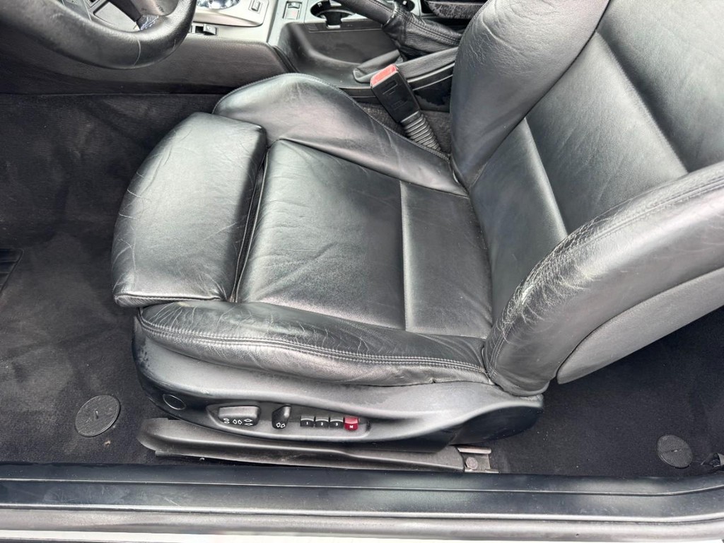 BMW 3 Series Vehicle Full-screen Gallery Image 12
