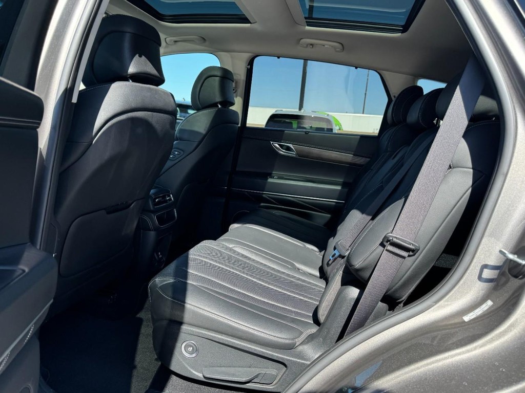Genesis GV80 Vehicle Full-screen Gallery Image 10