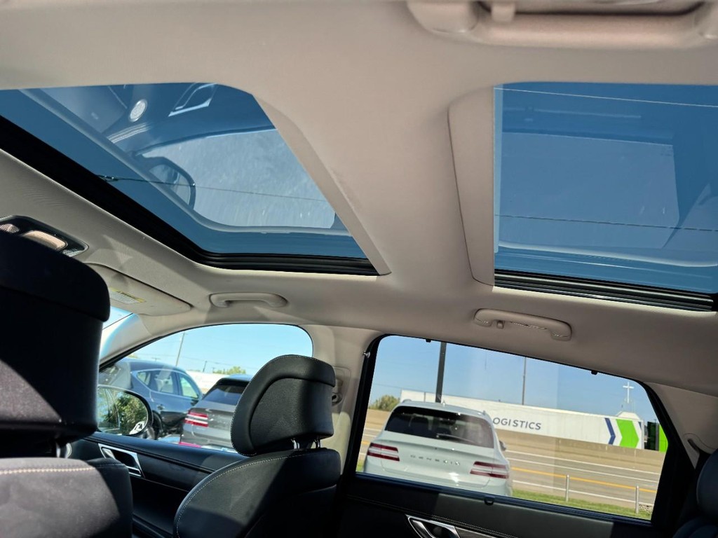 Genesis GV80 Vehicle Full-screen Gallery Image 11