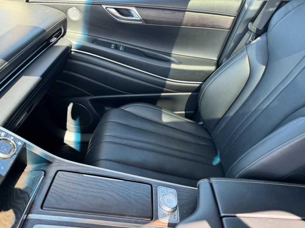 Genesis GV80 Vehicle Full-screen Gallery Image 14