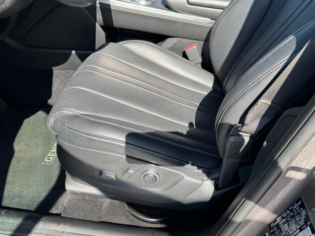 Genesis GV80 Vehicle Full-screen Gallery Image 15