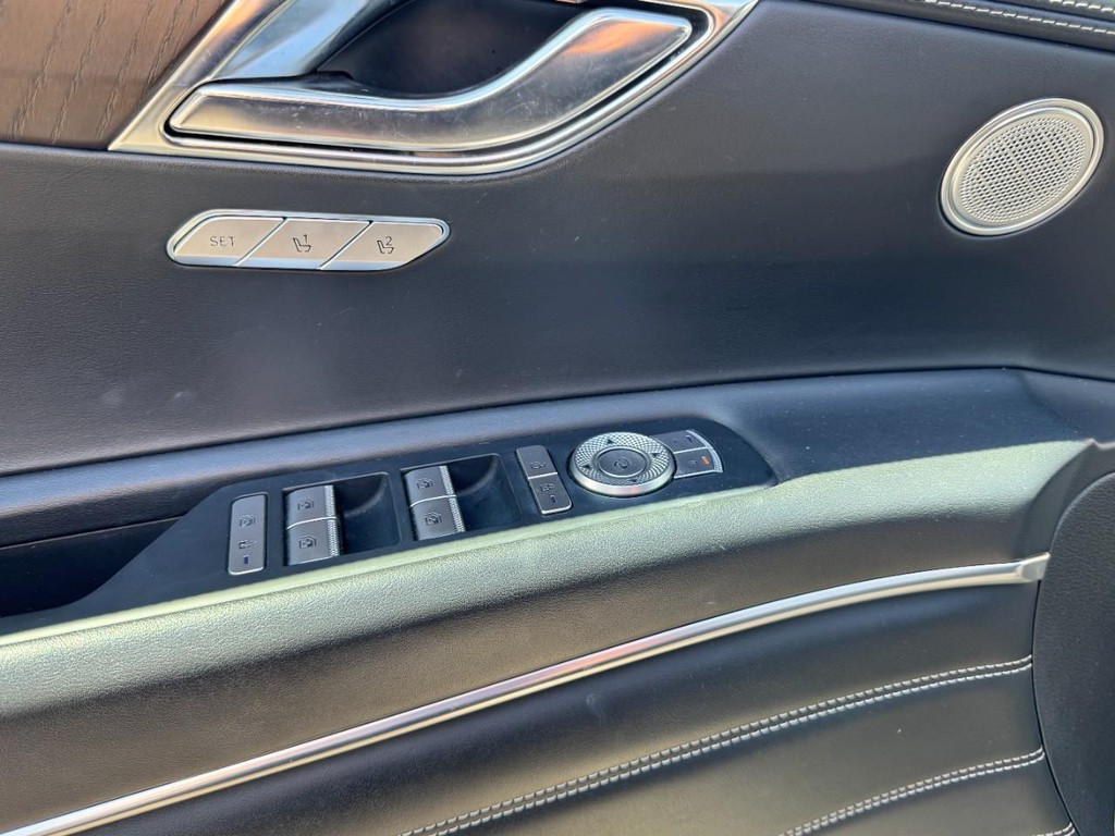 Genesis GV80 Vehicle Full-screen Gallery Image 16