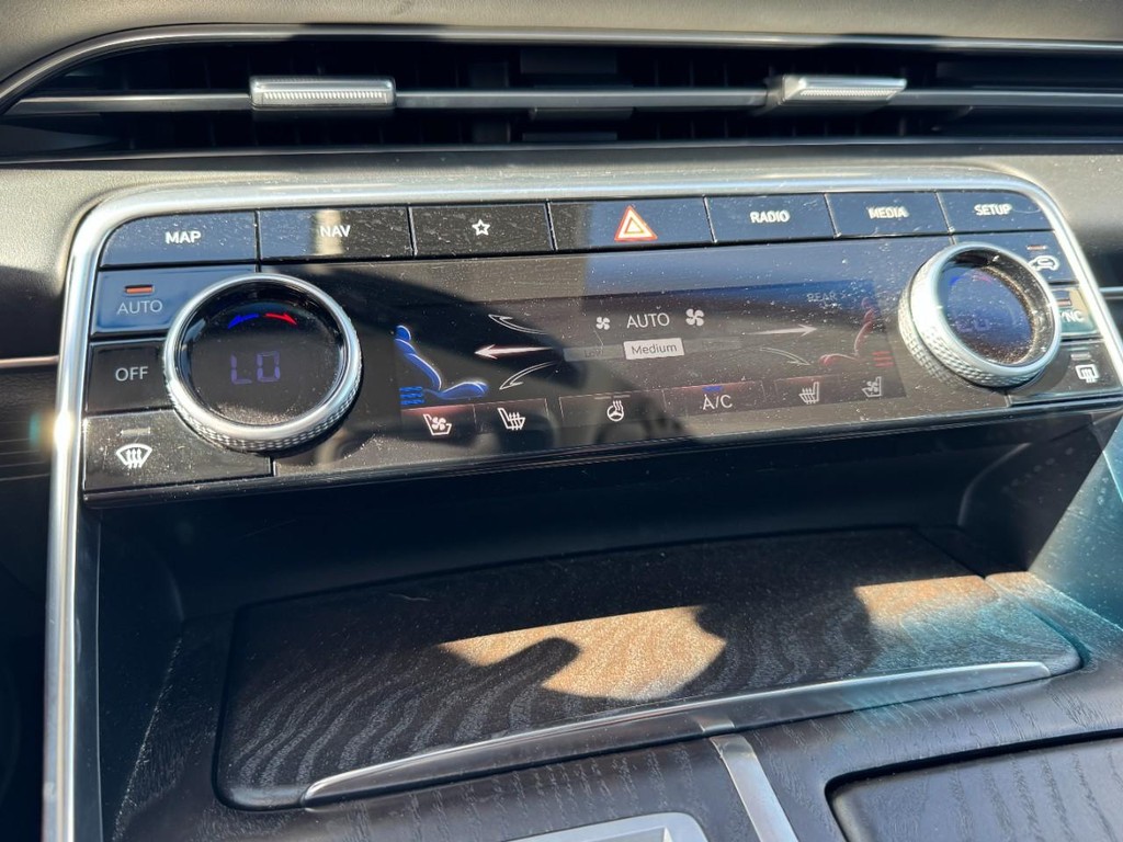Genesis GV80 Vehicle Full-screen Gallery Image 19