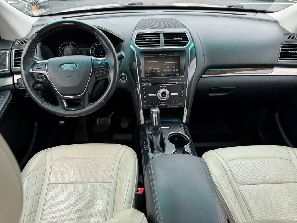 Ford Explorer Vehicle Full-screen Gallery Image 13