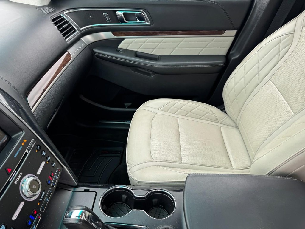 Ford Explorer Vehicle Full-screen Gallery Image 15