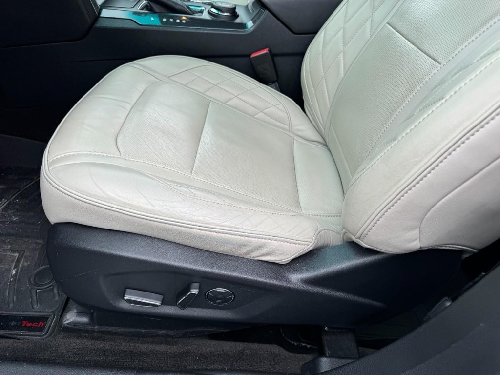 Ford Explorer Vehicle Full-screen Gallery Image 16