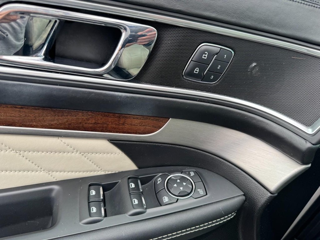 Ford Explorer Vehicle Full-screen Gallery Image 17