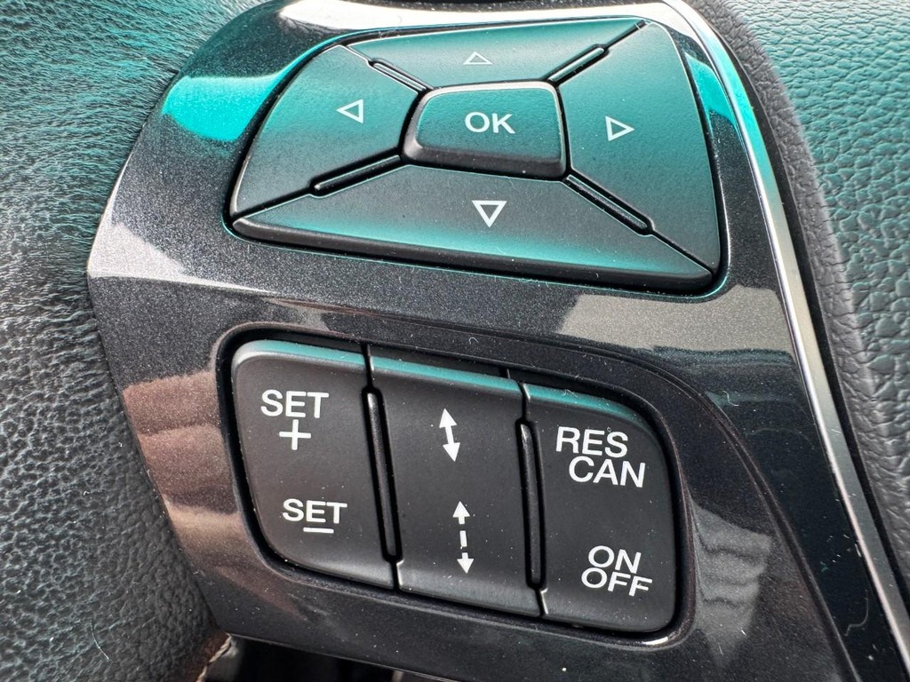 Ford Explorer Vehicle Full-screen Gallery Image 18