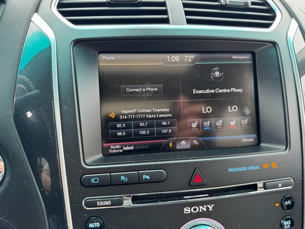 Ford Explorer Vehicle Full-screen Gallery Image 21